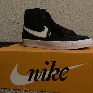 NIKE WOMEN’S BLAZERS MID ‘77